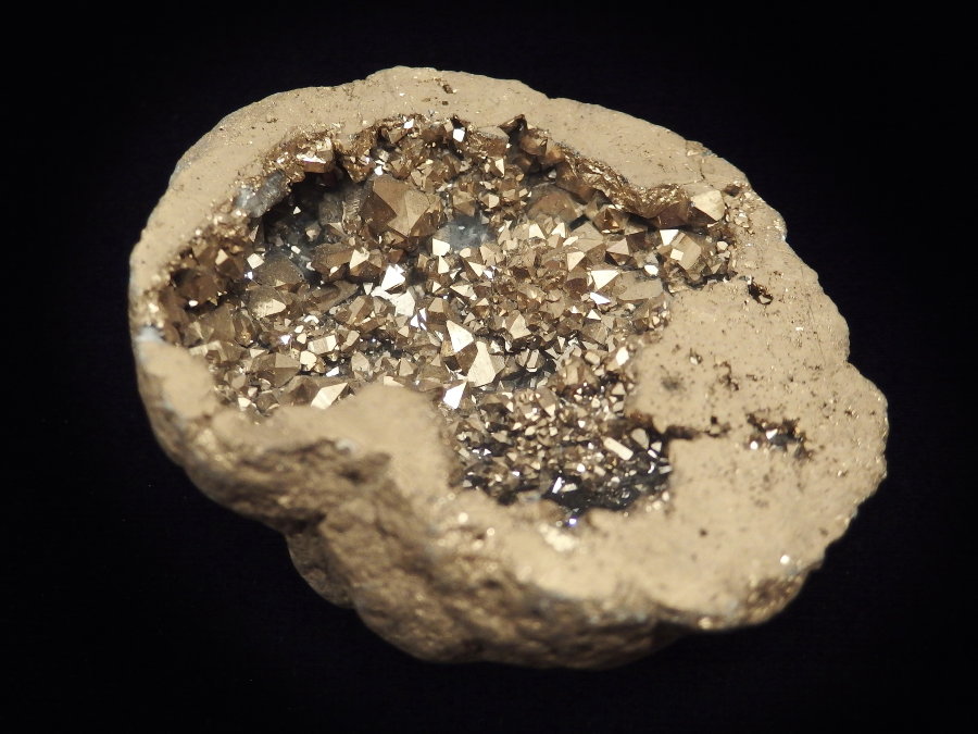 Quartz Crystal (geode 76 gramm) - Quartz Crystal (geode 76 gramm)