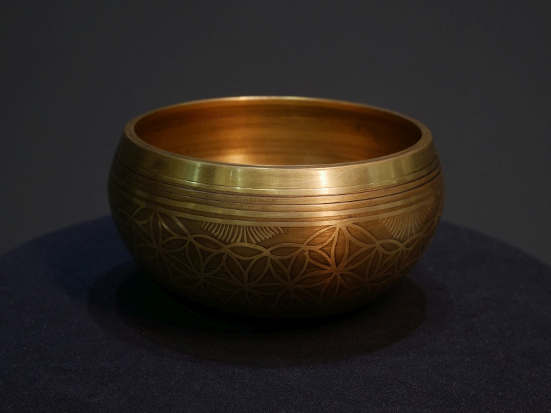 Cast Singing Bowl "Flower of Life" (16cm, key: A 440 Hz) - Cast Singing Bowl "Flower of Life" (16cm, key: A 440 Hz)