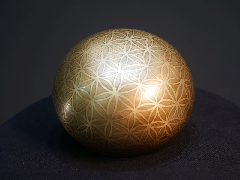 Cast Singing Bowl "Flower of Life" (16cm, key: A 440 Hz) - Cast Singing Bowl "Flower of Life" (16cm, key: A 440 Hz)