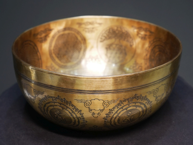 Forged Singing Bowl "Bhutan" (25cm, key: G# 103 Hz) - Forged Singing Bowl "Bhutan" (25cm, key: G# 103 Hz)