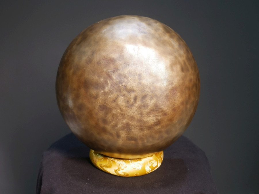 Forged Singing Bowl "Flower of life" (25cm, key C 131Hz) - Forged Singing Bowl "Flower of life" (25cm, key C 131Hz)