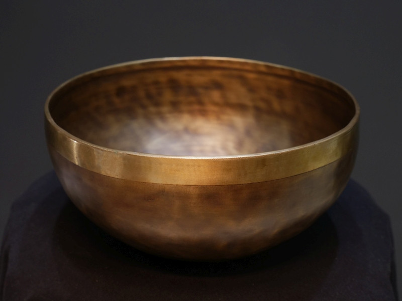 Forged Singing Bowl "Flower of life" (25cm, key C 131Hz) - Forged Singing Bowl "Flower of life" (25cm, key C 131Hz)