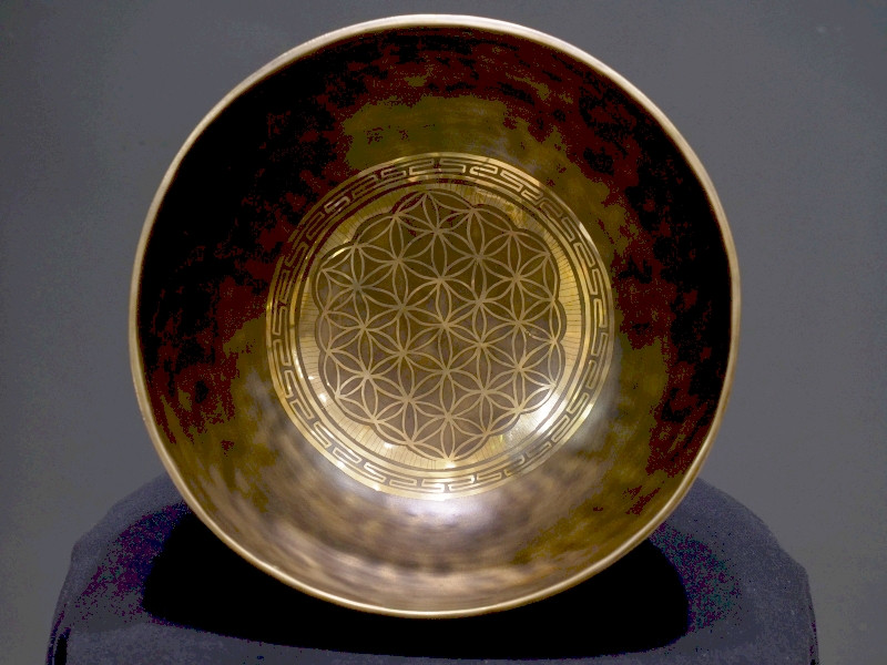 Forged Singing Bowl "Flower of life" (25cm, key C 131Hz) - Forged Singing Bowl "Flower of life" (25cm, key C 131Hz)
