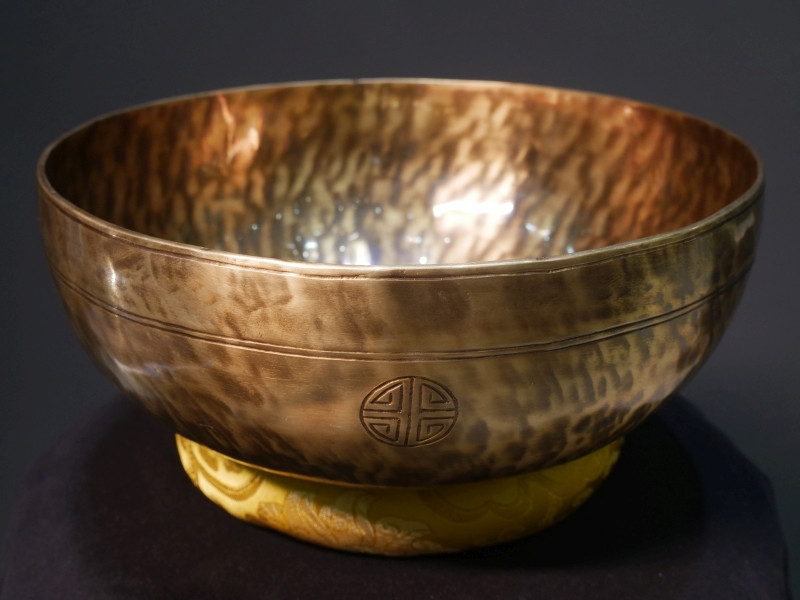 Forged Singing Bowl "Full Moon Antique" (28 cm, key: E 82Hz) - Forged Singing Bowl "Full Moon Antique" (28 cm, key: E 82Hz)