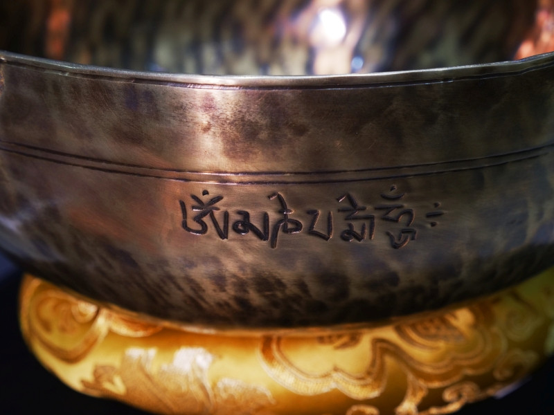 Forged Singing Bowl "Full Moon Antique" (28 cm, key: E 82Hz) - Forged Singing Bowl "Full Moon Antique" (28 cm, key: E 82Hz)