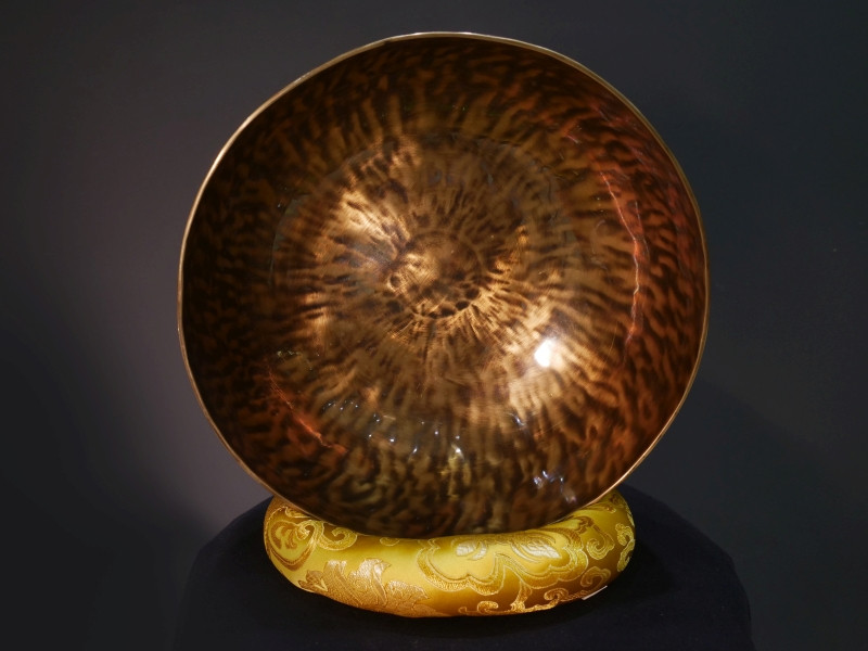 Forged Singing Bowl "Full Moon Antique" (28 cm, key: E 82Hz) - Forged Singing Bowl "Full Moon Antique" (28 cm, key: E 82Hz)