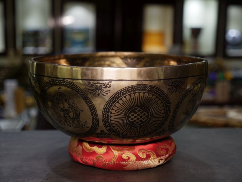 Forged Singing Bowl "LUMBINI" (26cm, key: C# 138Hz) - Forged Singing Bowl "LUMBINI" (26cm, key: C# 138Hz)