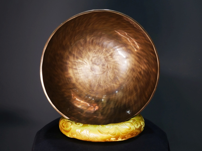 Forged Singing Bowl "Plain antique" (26cm, key: A 110Hz) - Forged Singing Bowl "Plain antique" (26cm, key: A 110Hz)