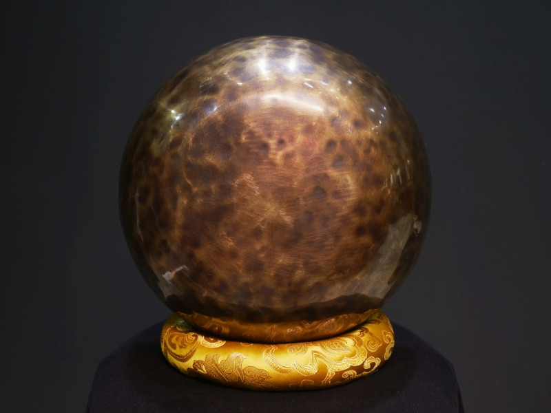 Forged Singing Bowl "Plain antique" (26cm, key: A 110Hz) - Forged Singing Bowl "Plain antique" (26cm, key: A 110Hz)