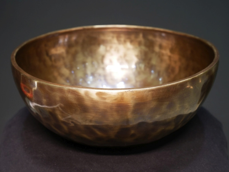 Forged Singing Bowl "Plain antique" (26cm, key: B 124Hz) - Forged Singing Bowl "Plain antique" (26cm, key: B 124Hz)