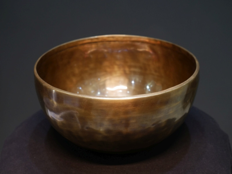 Forged Singing Bowl "Plain antique" (22cm, key: E 168Hz) - Forged Singing Bowl "Plain antique" (22cm, key: E 168Hz)