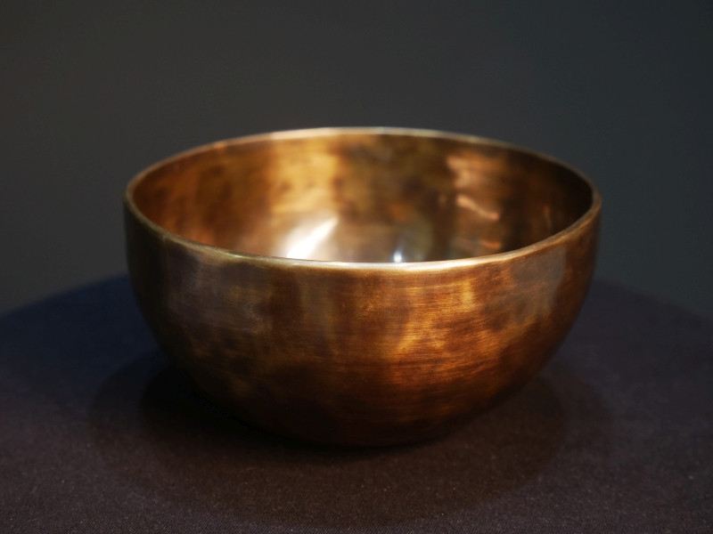 Forged Singing Bowl "Plain antique" (16cm, key: E 329Hz) - Forged Singing Bowl "Plain antique" (16cm, key: E 329Hz)