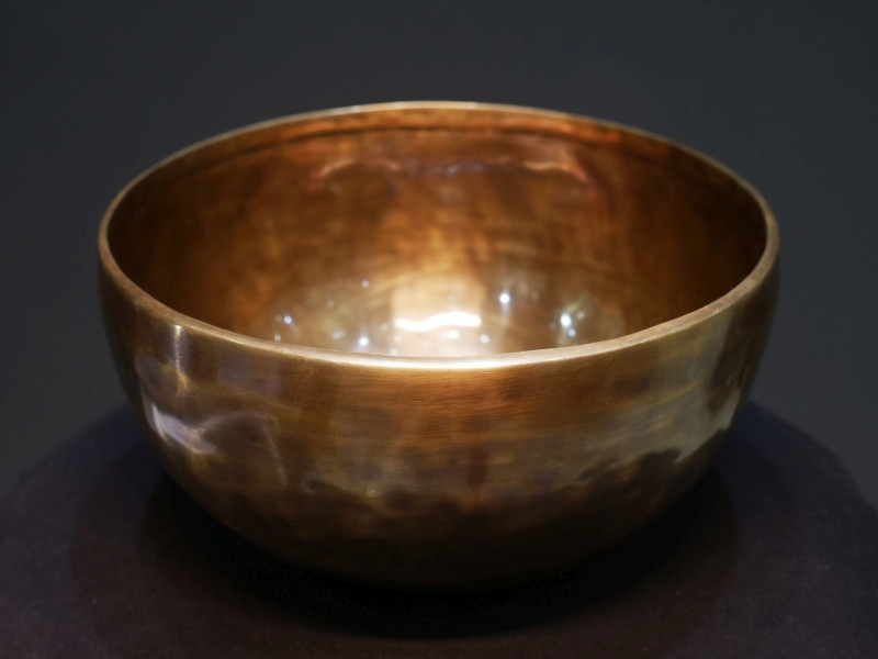 Forged Singing Bowl "Plain antique" (21cm, key: G 196Hz) - Forged Singing Bowl "Plain antique" (21cm, key: G 196Hz)