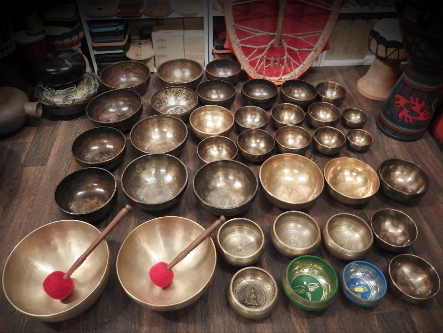 Forged Singing Bowl "Ramayana" AR-106 (14 cm, Key: G 391 Hz) - Forged Singing Bowl "Ramayana" AR-106 (14 cm, Key: G 391 Hz)